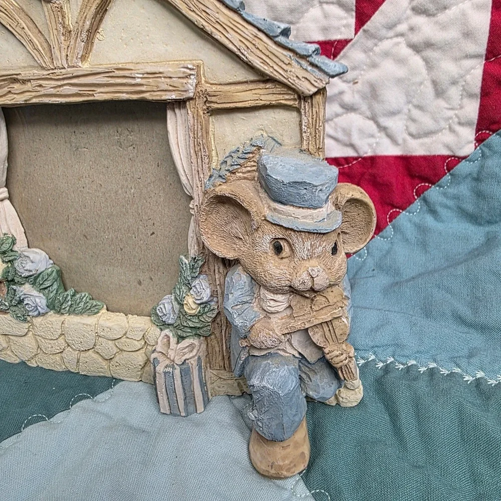 VTG Resin Mouse House Picture Frame Fiddler Sleeping Mice Cottagecore SMALL FLAW